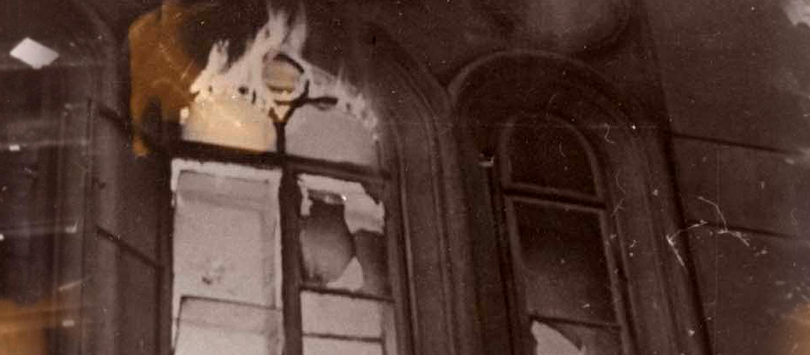 בית הכנסת "קהל עדת ישראל", המכונה שיף-שול (Schiffschul), עולה באש במהלך פוגרום ליל הבדולח, 9-10 בנובמבר 1938