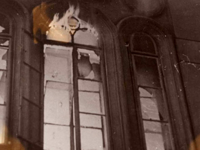 La sinagoga Kahal Adat Israel, conocida como Schiffschul, ardiendo en llamas durante el pogromo de la Kristallnacht, 9-10 de noviembre de 1938