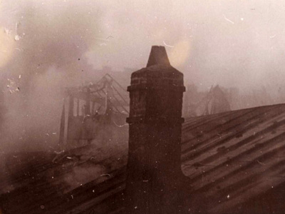 Sinagoga en llamas durante el pogromo de la Kristallnacht en Viena, 9-10 de noviembre de 1938.