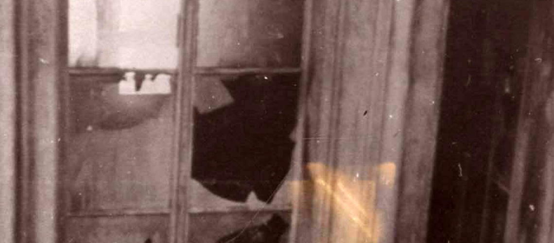 חלונות בית כנסת שנופצו במהלך פוגרום ליל הבדולח בווינה, 10-9 בנובמבר 1938. ככל הנראה זהו בית הכנסת היטצינג (Hietzing) ששכן ברובע ה-13 של וינה