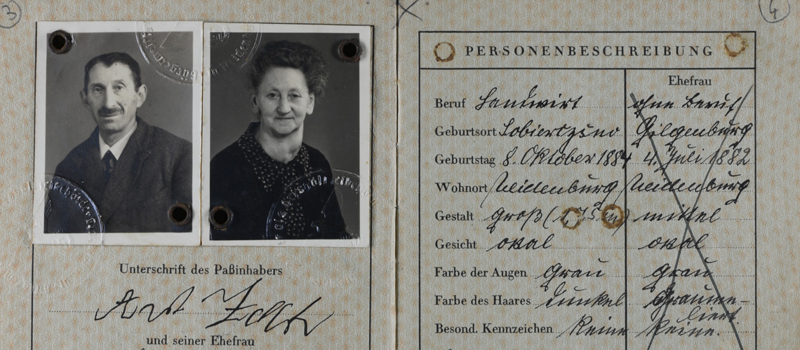 מימין מבוטל הרישום של מינה בפספורט ומצוין בכתב יד: אשתו של אהרון צק מתה ב-10 בנובמבר 1938