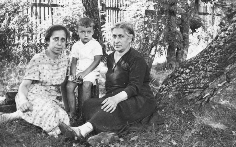 זלמן לוינסון עם דודתו אגנס (משמאל) וסבתו שרה, ריגה, 1933/4