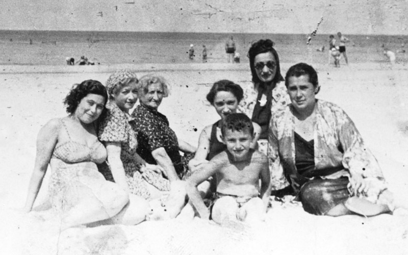Frieda Levinson (first from right) and her son Zalman at the beach, Riga, 1937