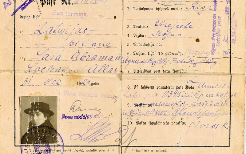 דרכונה של שרה לוהק, סבתו של זלמן ואמה של פרידה לוינסון. שרה ובני משפחתה נרצחו בריגה ב-1941.