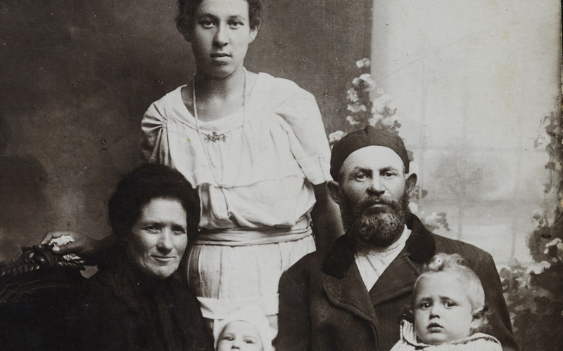 Helena Paluch (de pie), con sus padres Samuel y Rachel Wajnrajter, y sus dos hijos