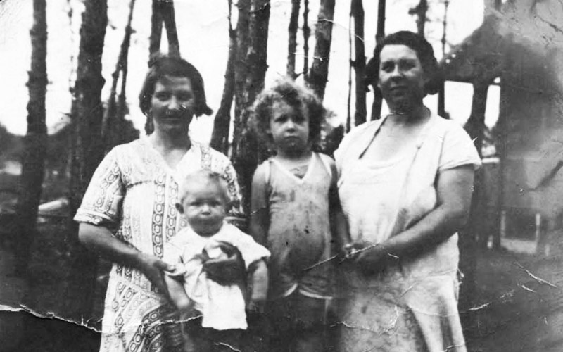 הלנה פאלוך (מימין), ילדיה הקטנים סוניה והרש התינוק והמטפלת. קונסקיה (Końskie), פולין, 1931