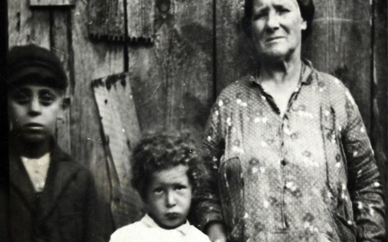 Hersch Paluch (center) and his grandmother, Rachel Wajnrajter, Końskie, Poland, 1937