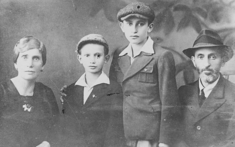 Аарон и Альта Шварц и двое их младших сыновей