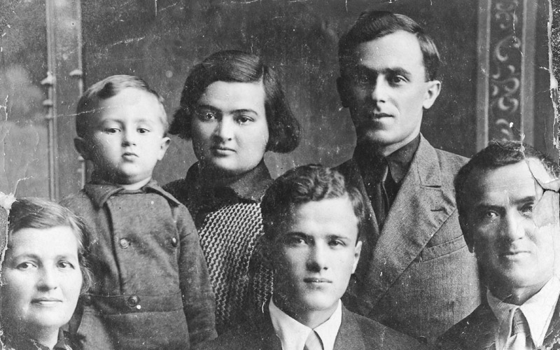 משפחות טונקונוגי ומיטלמן, סטנוב, אוקראינה, לפני המלחמה.