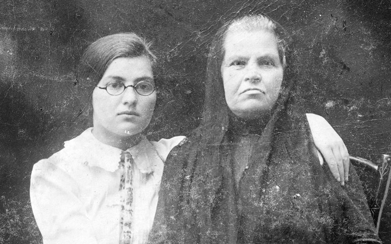 רבקה מיטלמן (משמאל) ואמה מלכה. סטנוב, אוקראינה, לפני המלחמה. שתיהן נרצחו בשואה