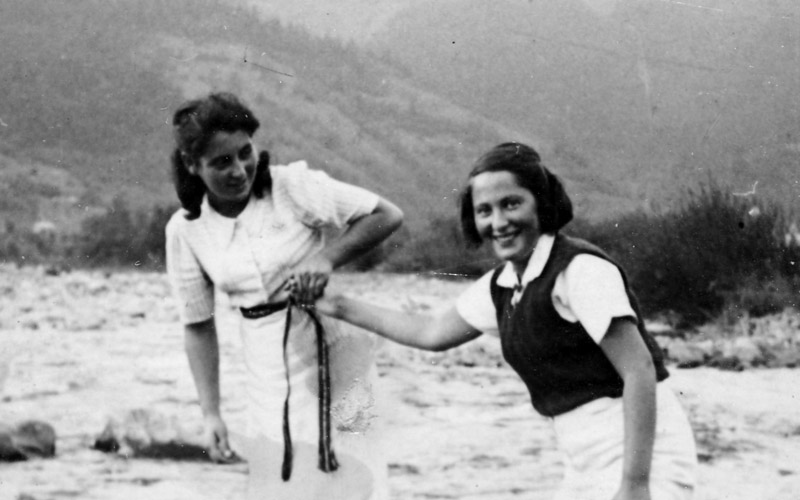 רחל טיטלמן (מימין) ובת דודתה רגה קוליק בנופש בהרי הקרפטים המזרחיים, קיץ 1939
