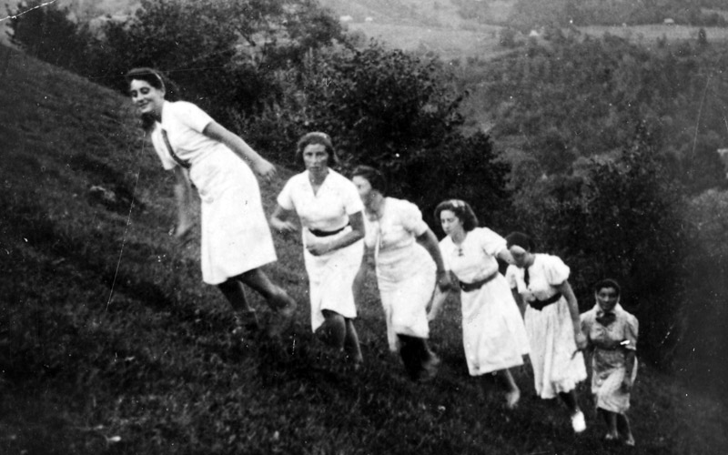 Rachel Tytelman y sus amigas vacacionando en los montes Cárpatos, verano de 1939