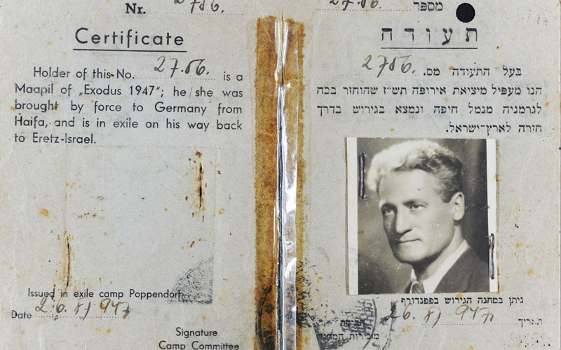 Zertifikat mit einem Foto von Józef Tytelman und dem Stempel „Exodus 1947“