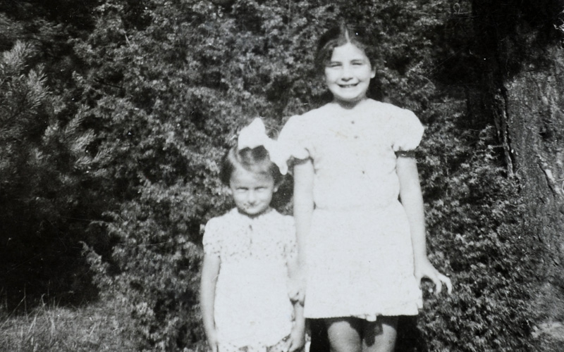 בנות הדוד לאה אאופגנג (משמאל) ולולה, בתה של מאריניה, בוורשה, שנות השלושים