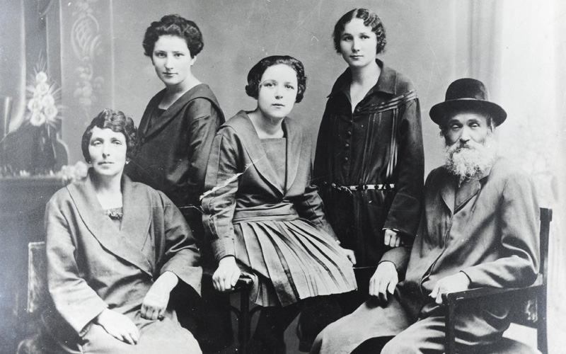 Yehiel et Rivka Friedman et leurs filles (de droite à gauche) Adela, Pesia et Leah. Pologne, avant la guerre. Poland, prewar