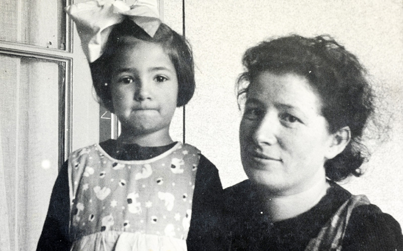 Leah Jurgrau and her daughter Ruth, Amsterdam, 1940