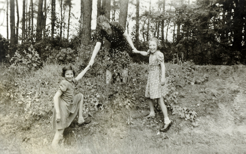 Ruth Jurgrau (gauche) et son amie Miri Freibron (droite) en compagnie d'Elizabeth Arnolda Magnin , one of Ruth's rescuers, later recognized as Righteous Among the Nations