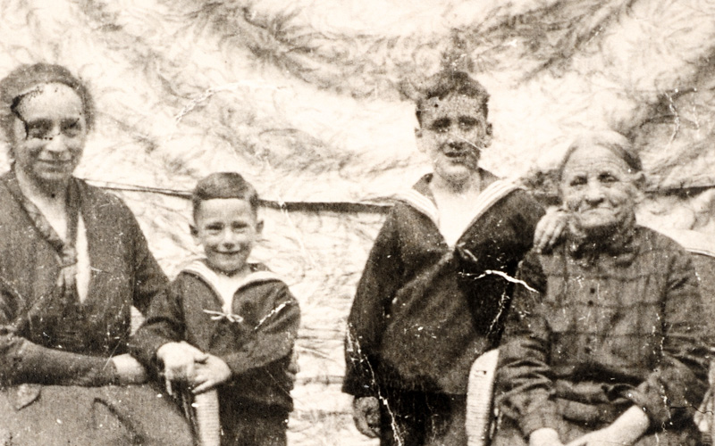 De gauche à droite : Berta Keller, ses fils, Siegfried-Shimon et Kurt, et sa tante Esther, Warden, Allemagne, années 1920.