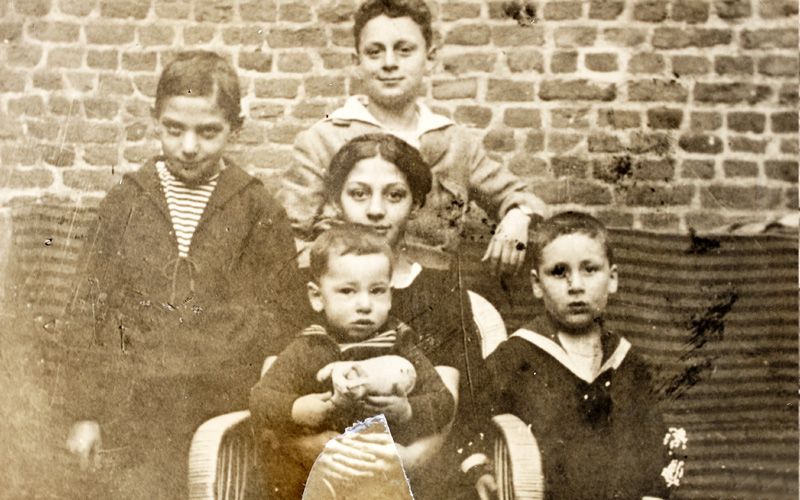 Kurt, links, und Siegfried (Schimon), rechts, mit ihren Cousins Freddy, Marta und Walter, Deutschland, zwanziger Jahre