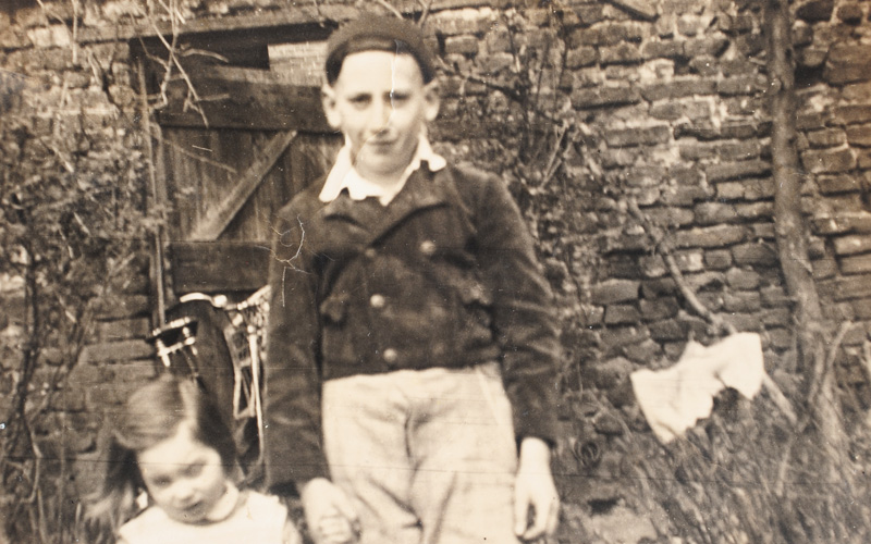 זיגפריד (שמעון) קלר עם בת דודתו הלגה שוופה. ורדן, גרמניה, שנות העשרים