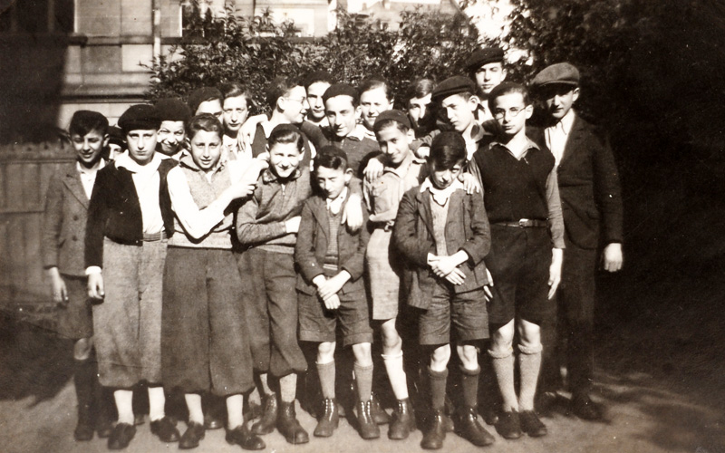 Siegfried (Schimon) Keller mit Freunden in der Hoffmannschen Jeschiwa in Frankfurt am Main, 1937-38