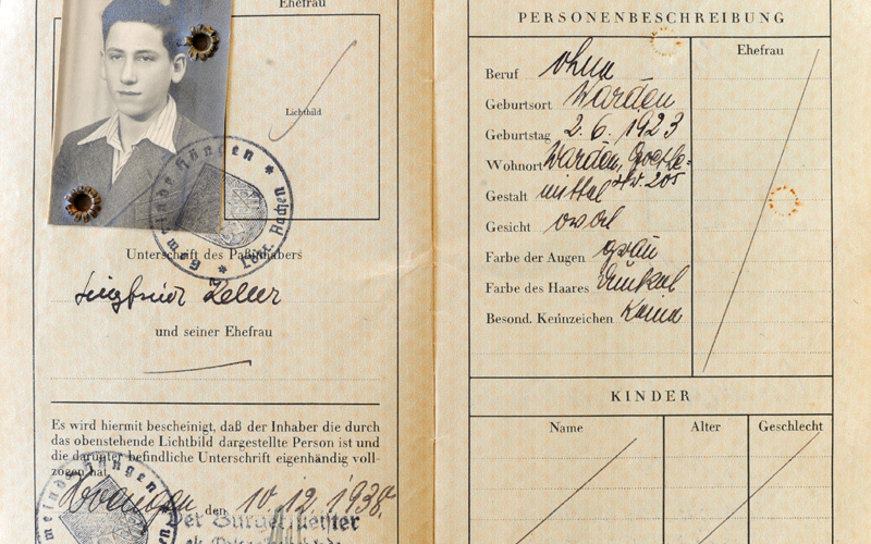 Passeport au nom de Siegfried (Shimon) Keller, délivré en Allemagne en 1938. ---- La lettre «J» – pour Jude (Juif) – a été tamponnée sur la première page