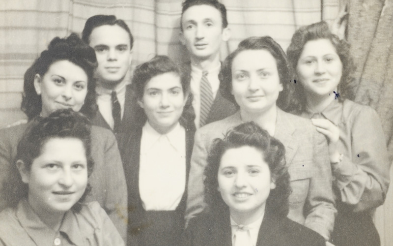 שרה (שניה מימין בשורה האמצעית) ורוזט (לצידה במרכז) עם חברים. פריס, 1941