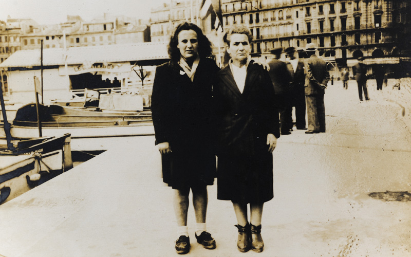 Gitel Bomblat (right) and her daughter Suzanne-Naomi, before Suzanne left for Israel. Marseilles, 1948