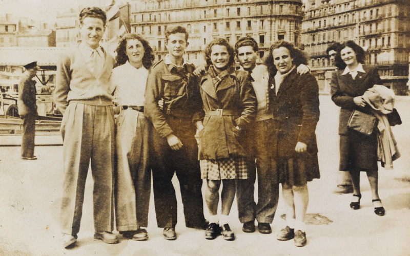 Photo d'adieu de Suzanne-Naomi (à droite) et ses amis avant son départ en Israël. Marseille, 1948