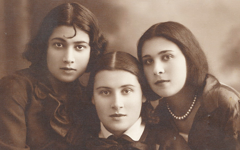 מימין: האחיות בלה, גיטה וחוה גרין, פוניבז', ליטא, לפני המלחמה
