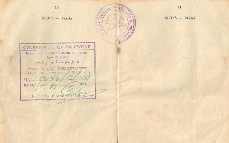 דרכונה של חוה גרין אתו עלתה מליטא לארץ ישראל ב-1933 והדף עם חותמת הכניסה של המנדט הבריטי