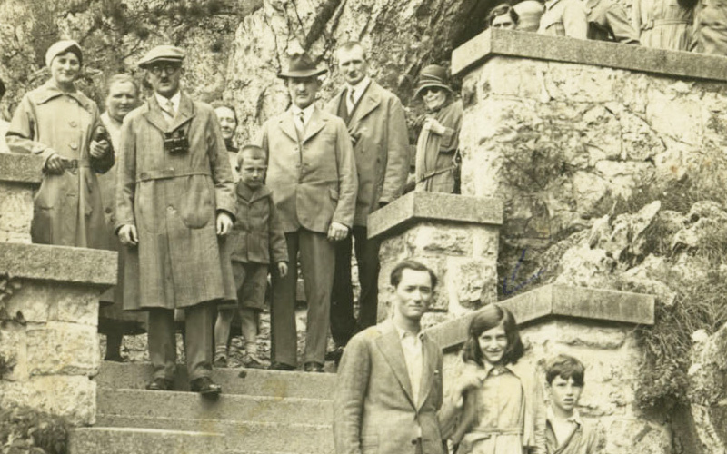 Shlomo Moskowitz, su hija Ruth y su hijo Eliezer, en un viaje to the stalactite caves in the Harz Mountains, on the outskirts of Nordhausen, Northern Germany