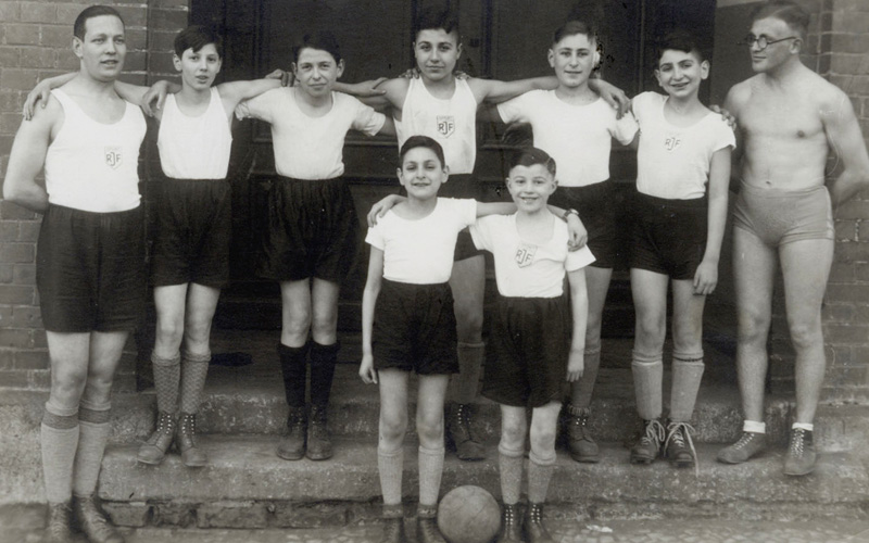 Foto grupal de jóvenes judíos, miembros del club deportivo apoyados por el RJF