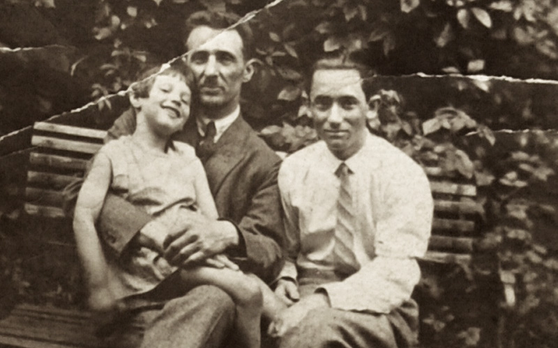 שלמה יושקוביץ ובתו (יושבת בחיקו) הבכורה רות, עם חבר של האב, נורדהאוזן, גרמניה