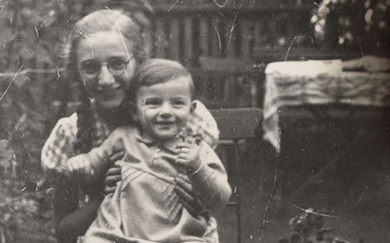 Rosi Joschkowitz and the neighbors' daughter Shulamit Gottlieb (b. 1936)