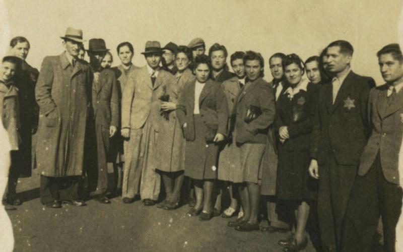 Judíos señalados con la estrella amarilla. Modrzejów, Polonia (27 de octubre de 1941)