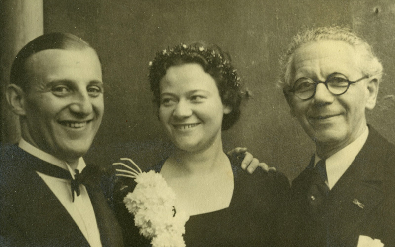 רני קורן ויוליאן קדיש ביום חתונתם. מימין: אבי הכלה, ארנולד. ברלין, 1938