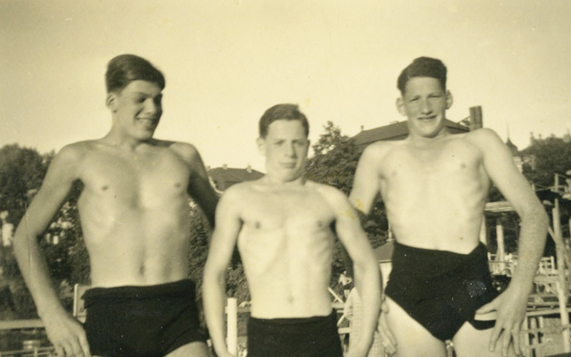 ולטר-אליהו קורן (במרכז) עם חברים. האלנזה (Halensee), גרמניה, שנות השלושים