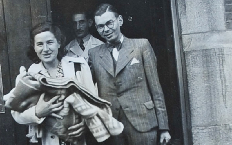 Johanna and Ephraim Rosenbaum leave the Portuguese Hospital in Amsterdam with their infant daughter Betty