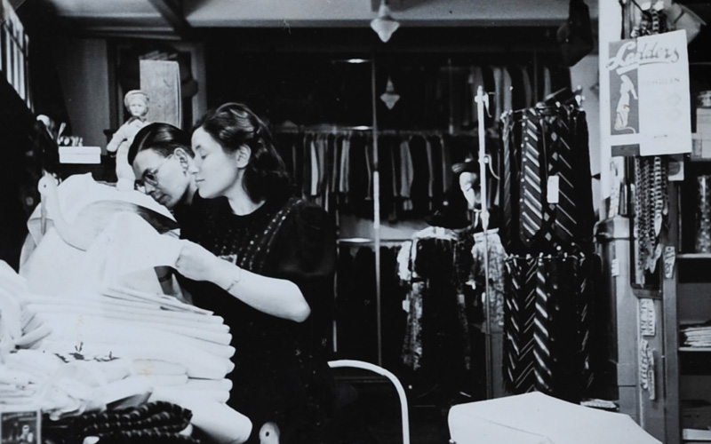 אפרים רוזנבאום ואשתו יוהנה לבית ציון, בחנות המשפחתית של משפחת ציון באיברחן. ספטמבר, 1941