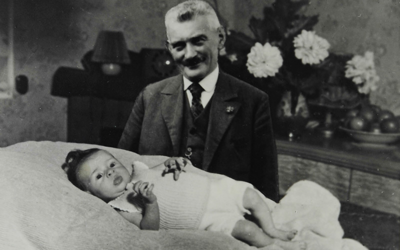 איזק רוזנבאום ונכדתו בטי רוזנבאום. אמסטרדם, אוקטובר 1941