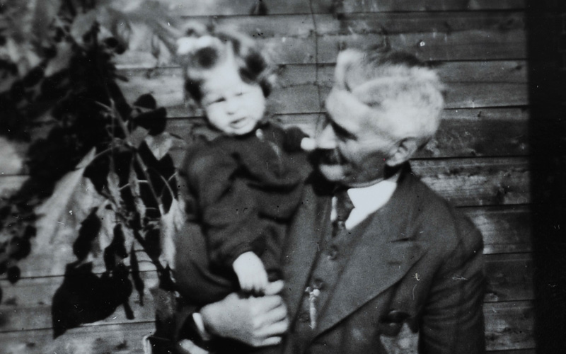 zak Rosenbaum with a yellow star on his clothing, with his granddaughter Betty in his arms