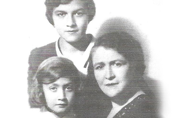 סרינה סידס ובנותיה לורה וריטה (למטה), סלוניקי, לפני המלחמה