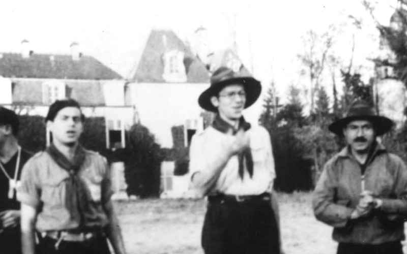במרכז: ליאו כהן. מימין: רובר גמזון, מייסד תנועת הצופים היהודים בצרפת (EIF) ומנהיג התנועה