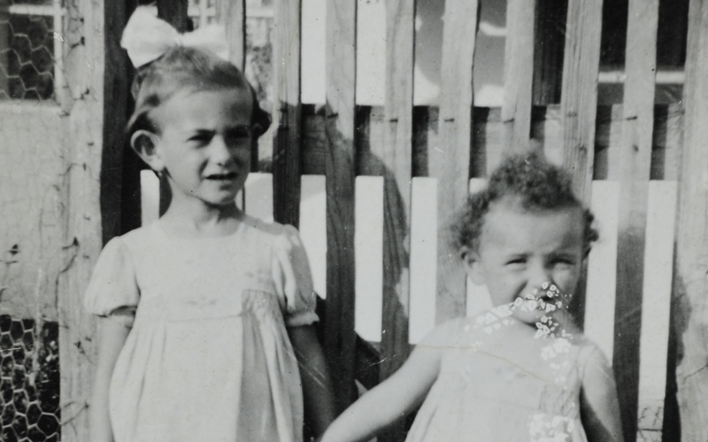 Sisters Suzan-Zsuzsa (left) and Lili Klein, 1940, Hencida, Hungary