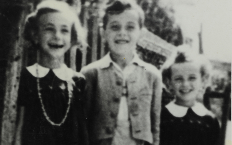 האחיות סוזן-ז'וזה (משמאל) ולילי קליין יחד עם בן דודן, איוון סבו (Szabo) שנולד ב-1933.  All three children were murdered in Auschwitz