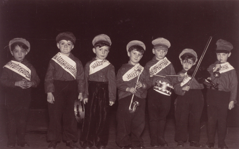 Jacob Hijman Marcus (le premier à gauche) avec un groupe d’enfants, avant la guerre
