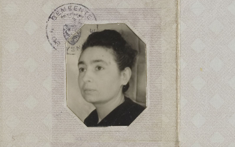 Faux papiers d’identité au nom de Dora Weis, utilisés par Duifje, alors qu’elle se cache à Amsterdam pendant la guerre