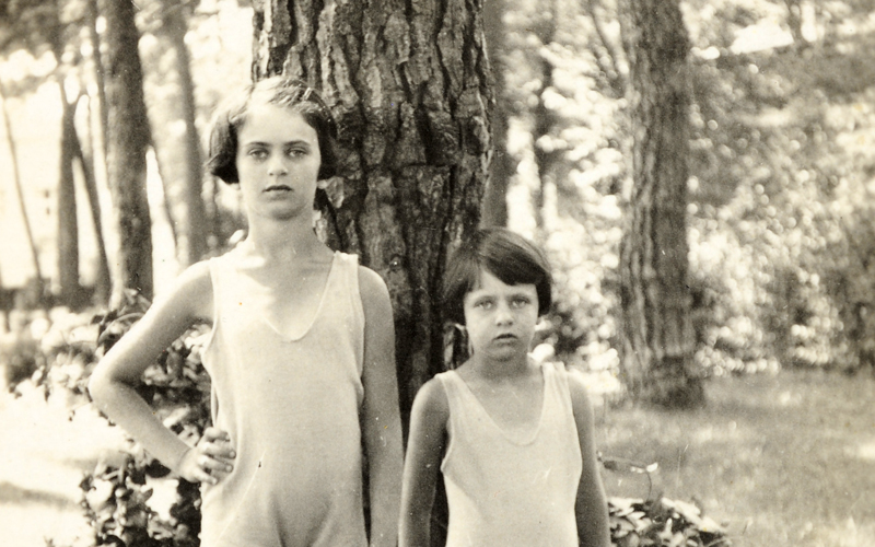 מילה רסין (משמאל) ואחותה סשה, צרפת, 1929