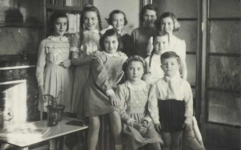 כרמן סוריאס בשורה האמצעית, משמאל, עם תלמידים בבית הספר היסודי הנוצרי במילאנו, אחרי המלחמה
